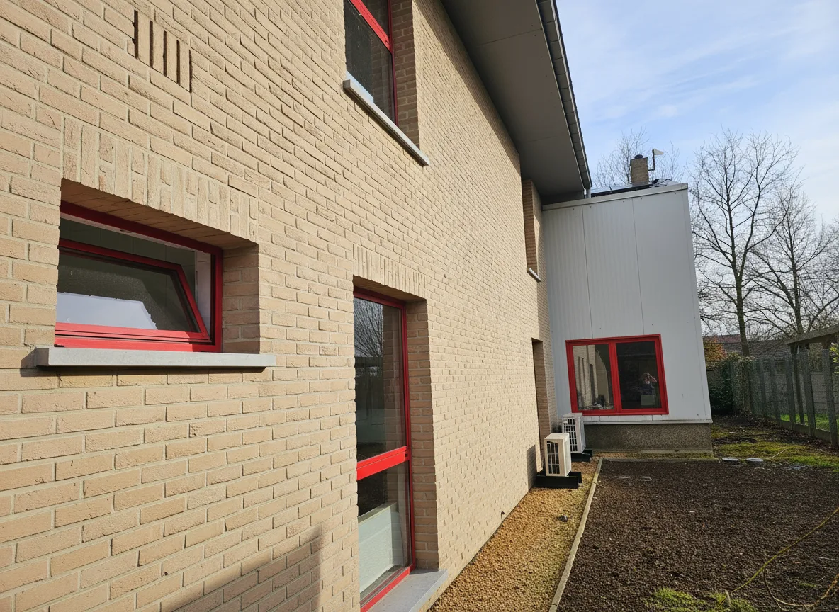 Helderrode raammodules langs de zijgevel van de campus